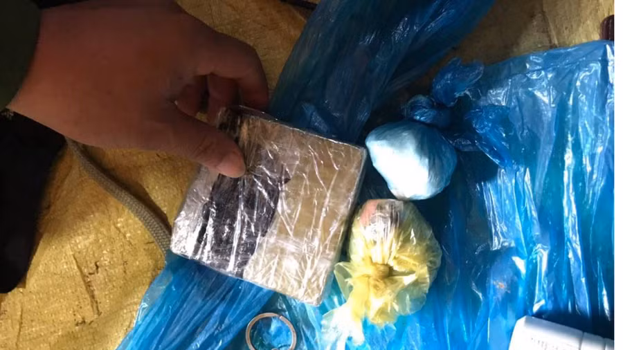 Tang vật công an thu giữ trên người các đối tượng (ảnh: M.Q).