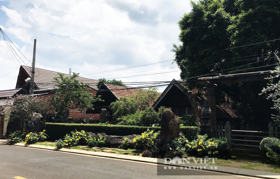 Một ngôi nhà ở buôn Akõ Dhông được làm theo lối truyền thống. Ảnh: Duy Hậu.