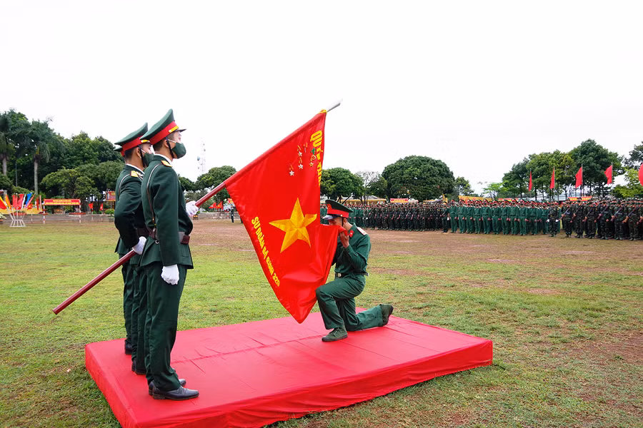  Chiến sĩ mới tuyên thệ trước Quân kỳ. Ảnh: Vĩnh Hoàng
