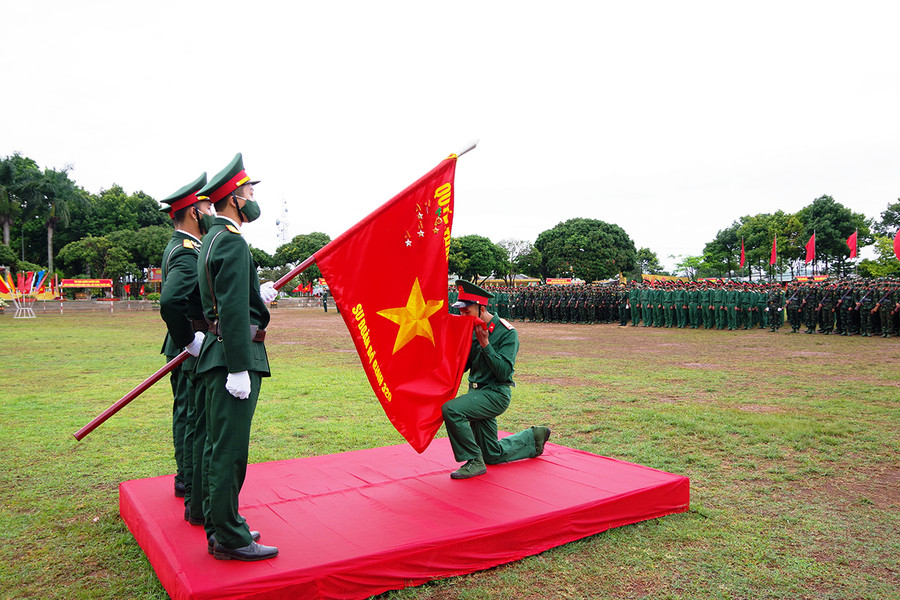 Chiến sĩ mới tuyên thệ trước Quân kỳ. Ảnh: Vĩnh Hoàng Chiến sĩ mới tuyên thệ trước Quân kỳ. Ảnh: Vĩnh Hoàng