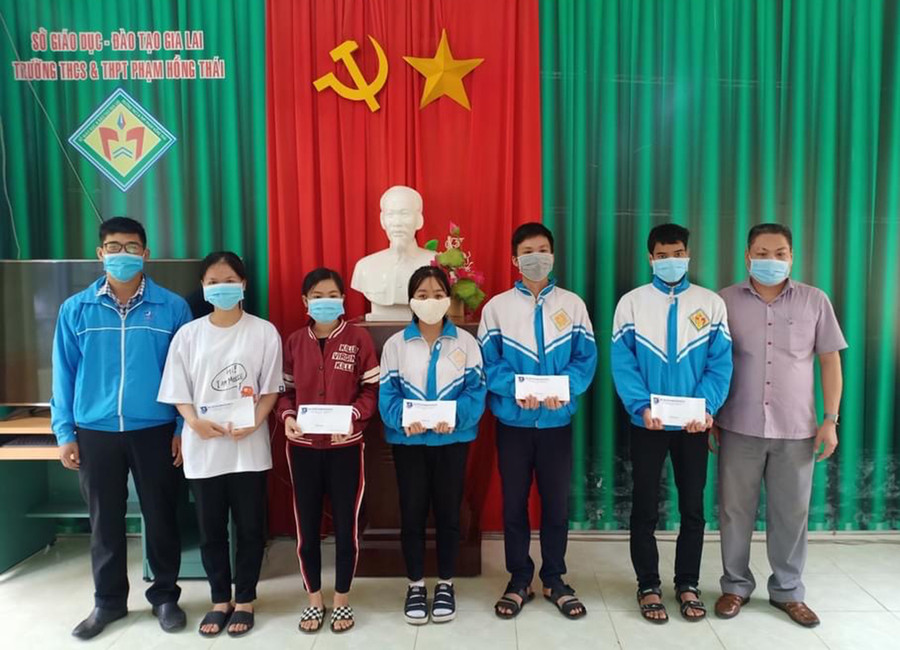  Anh Trịnh Công Duy(bìa trái)-quyền Bí thư Huyện Đoàn Chư Păh tặng quà cho các học sinh khó khăn Trường THCS-THPT Phạm Hồng Thái. Ảnh: Phan Lài