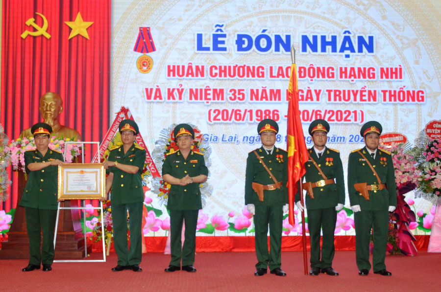 Thừa ủy nhiệm của Chủ tịch nước, Đại tá Hoàng Văn Sỹ-Tư lệnh Binh đoàn 15 trao Huân chương Lao động hạng nhì cho Công ty 715. Ảnh: Vĩnh Hoàng Thừa ủy quyền của Chủ tịch nước, Đại tá Hoàng Văn Sỹ-Tư lệnh Binh đoàn trao Huân chương Lao động hạng nhì cho công ty. Ảnh: Vĩnh Hoàng