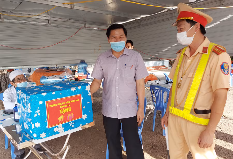 Ông Trương Văn Đạt tặng quà cho lực lượng làm nhiệm vụ tại chốt kiểm soát phòng-chống dịch Covid-19 tại cầu 110, xã Ia Le, huyện Chư Pưh. Ảnh Hoành Sơn