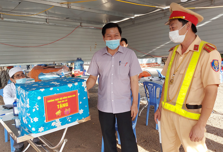 Ông Trương Văn Đạt tặng quà cho lực lượng làm nhiệm vụ ở chốt kiểm soát phòng-chống dịch Covid-19 tại cầu 110 (xã Ia Le, huyện Chư Pưh). Ảnh Hoành Sơn Ông Trương Văn Đạt tặng quà cho lực lượng làm nhiệm vụ tại chốt kiểm soát phòng-chống dịch Covid-19 tại cầu 110, xã Ia Le, huyện Chư Pưh. Ảnh Hoành Sơn