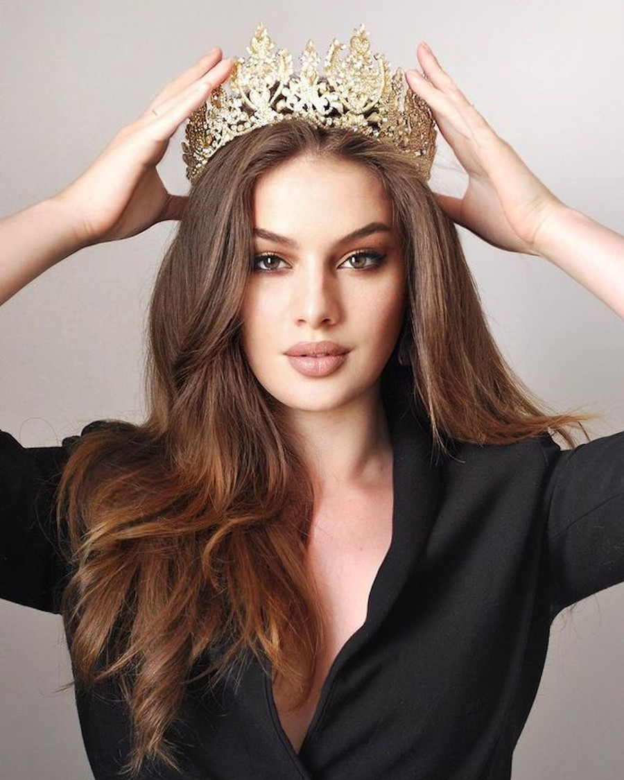 Maya Albert đến từ vùng núi Pyrenees, cô đang theo học ngành marketing và hoạt động như một người mẫu chuyên nghiệp. Người đẹp tóc nâu không còn là cái tên xa lạ với fan sắc đẹp trong nước. Trước Miss International France, nàng hậu từng “chinh chiến” tại Miss Pays d'Albigeois 2016 và Miss Excellence Midi Pyrénées 2019. ẢNH: INSTAGRAM NV