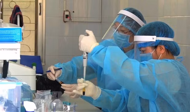 Xét nghiệm khẳng định virus SARS-CoV-2 bằng kỹ thuật realtime RT-PCR. (Ảnh: TTXVN phát)