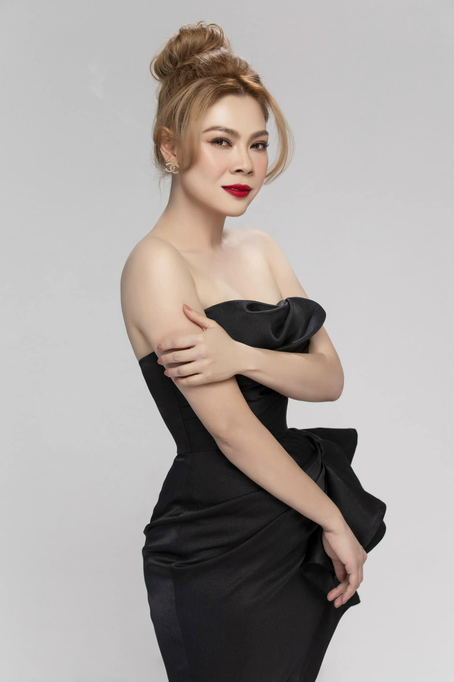 Ở hiện tại, nữ ca sĩ có chỗ đứng nhất định trong làng giải trí và có cho mình tổ ấm hạnh phúc bên ông xã doanh nhân. ẢNH: FBNV