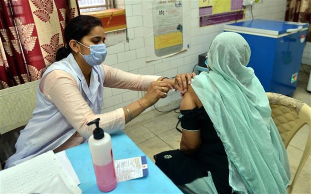 Nhân viên y tế tiêm vaccine phòng COVID-19 cho người dân tại New Delhi, Ấn Độ. (Ảnh: THX/TTXVN)