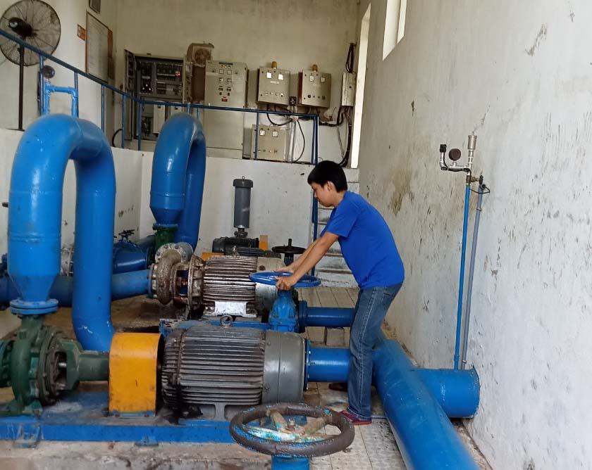 Nhân viên phân xưởng sản xuất nước sạch Ia Rbol thuộc Đơn vị cấp nước Ayun Pa đang vận hành máy xử lý nước. Ảnh: Nhật Hào