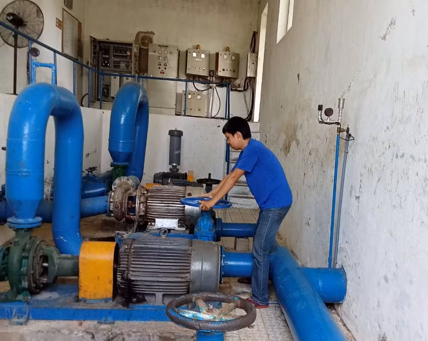 Nhân viên phân xưởng sản xuất nước sạch Ia Rbol thuộc Đơn vị cấp nước Ayun Pa đang vận hành máy xử lý nước. Ảnh: Nhật Hào