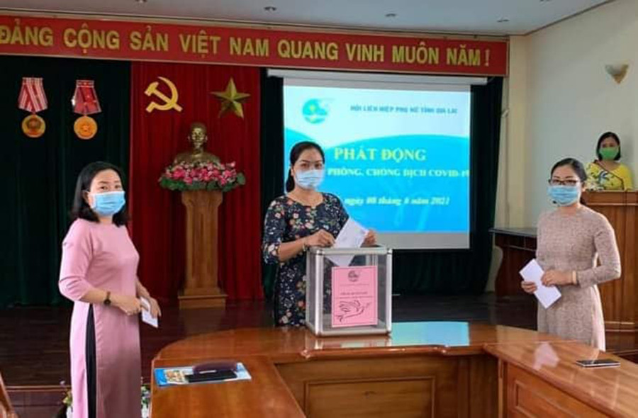  Bà Rơ Chăm H'Hồng-Tỉnh ủy viên, Chủ tịch HLHPN tỉnh tham gia ủng hộ tại lễ phát động. Ảnh: Ngọc Anh