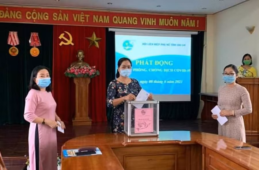  Bà Rơ Chăm H'Hồng-Tỉnh ủy viên, Chủ tịch HLHPN tỉnh tham gia ủng hộ tại lễ phát động. Ảnh: Ngọc Anh