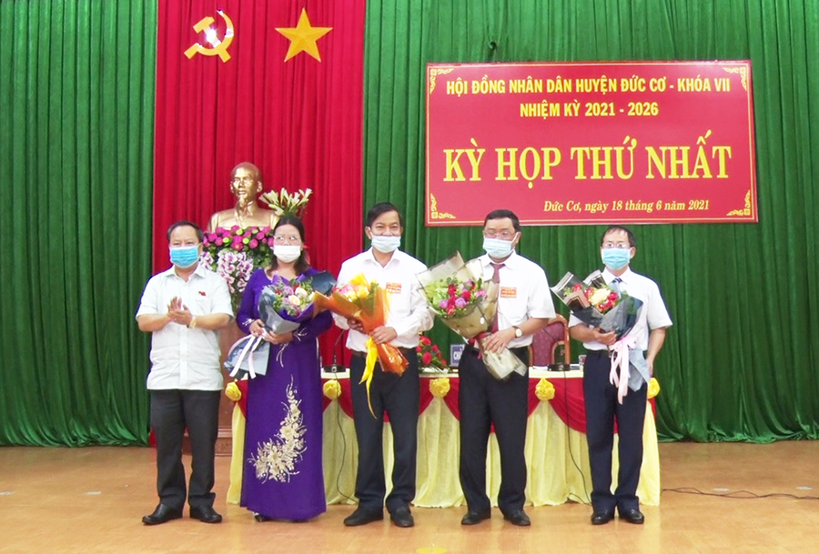 Đồng chí Châu Ngọc Tuấn-Phó Bí thư thường trực Tỉnh ủy, Chủ tịch HĐND tỉnh (bìa trái) tặng hoa cho Chủ tịch, Phó Chủ tịch và các Trưởng ban của HĐND huyện Đức Cơ khóa VII. Ảnh: Lê Văn Châu