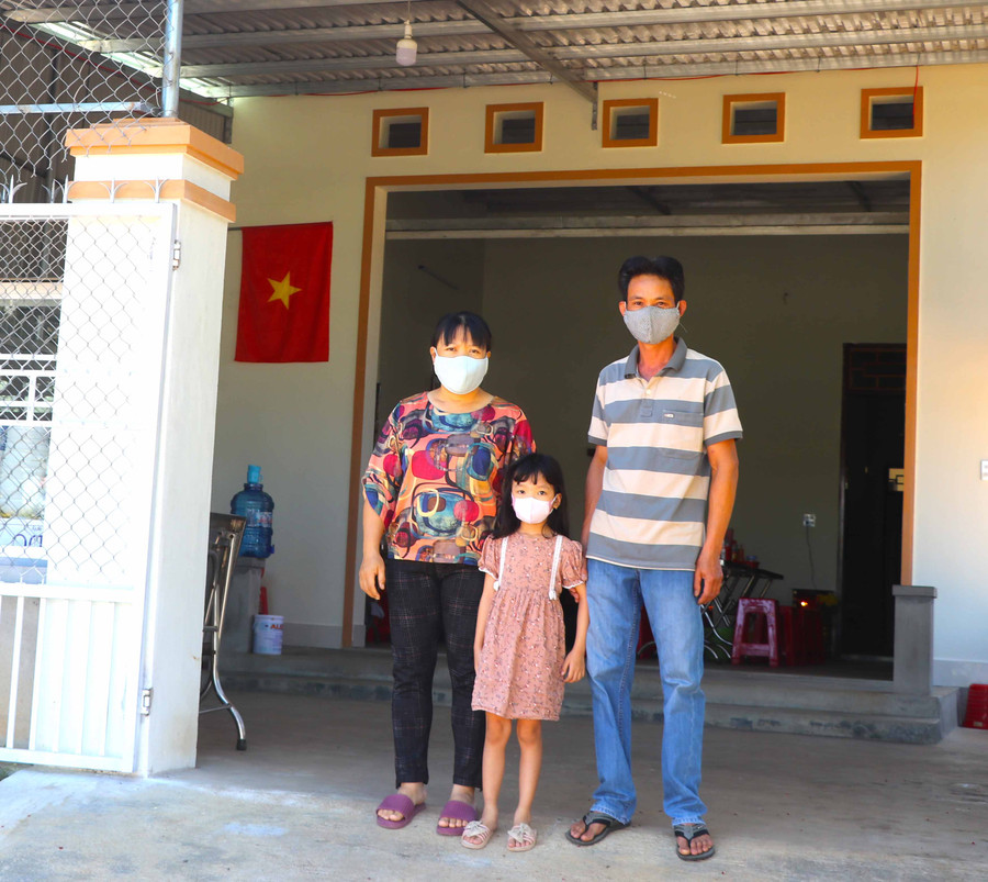 Vợ chống anh Nguyễn Văn Khích (tổ 10, thị trấn Kbang, huyện Kbang) được Ủy ban MTTQ Việt Nam thị trấn Kbang kêu gọi nhà hảo tâm hỗ trợ kinh phí xây nhà, mở quán ăn, đời sống ổn định. Ảnh Ngọc Minh 