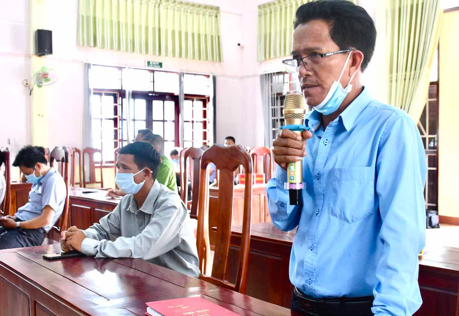 Cử tri Siu Raih (xã Ia Hla, huyện Chư Pưh) đề xuất cần có chính sách xét tuyển đối với sinh viên DTTS sau khi tốt nghiệp trung cấp, cao đẳng, đại học để giải quyết việc làm phù hợp. Ảnh: Lam Nguyên