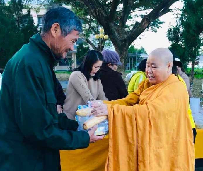 Ni trưởng Thích Nữ Hiệp Liên-Trụ trì tịnh xá Ngọc Trung (thị xã An Khê) tặng suất ăn miễn phí cho bệnh nhân nghèo (ảnh chụp tháng 4-2021). Ảnh: Ngọc Minh