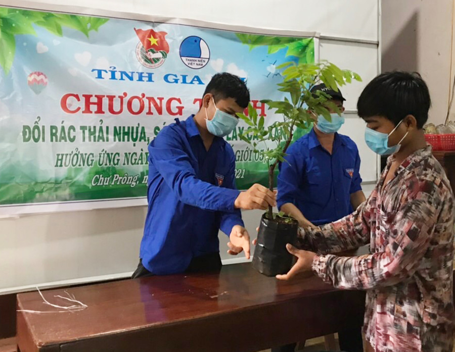  ĐVTN thị trấn Chư Prông (huyện Chư Prông) tham gia chương trình Đổi rác thải nhựa, sách báo cũ lấy cây xanh. Ảnh: Phan Lài