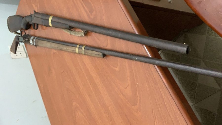 Hai khẩu súng tự chế công an thu giữ (ảnh: M.Q).