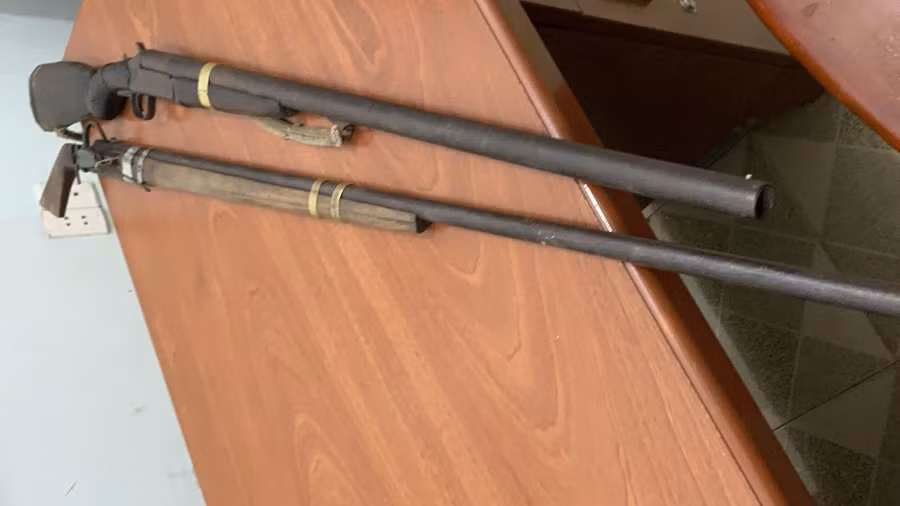 Hai khẩu súng tự chế công an thu giữ (ảnh: M.Q).