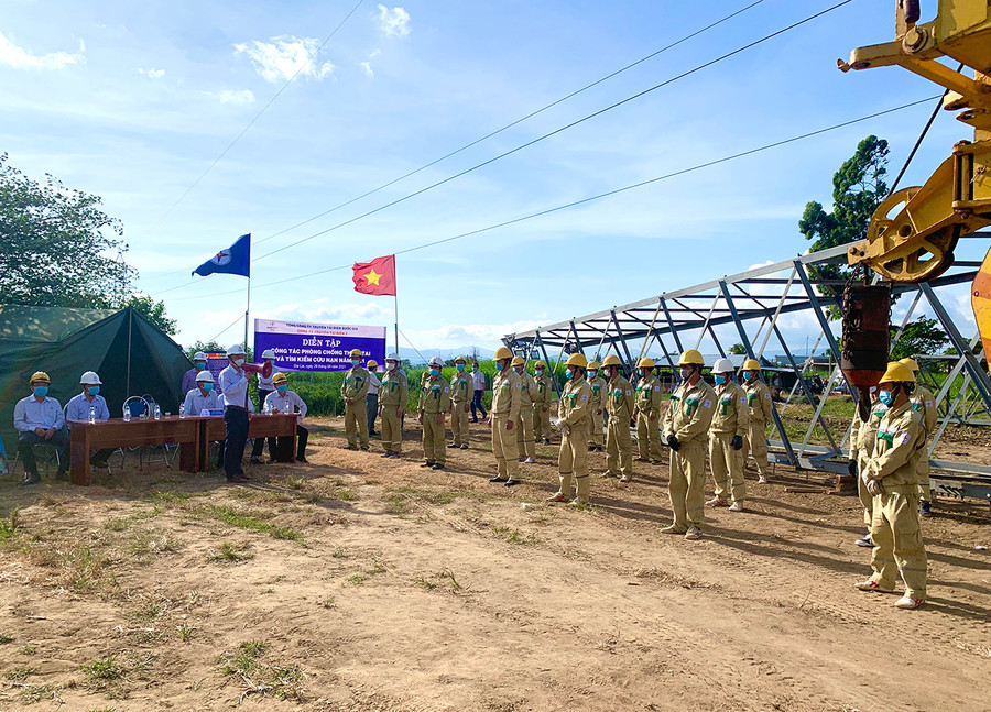  Công ty Truyền tải điện 3 diễn tập phòng-chống thiên tai và tìm kiếm cứu nạn năm 2021. Ảnh: Hà Duy