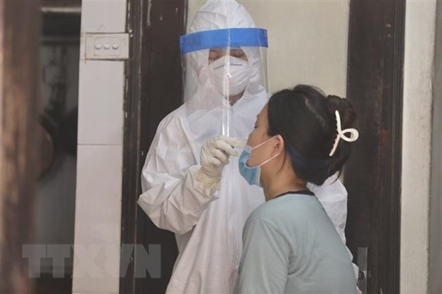 Lấy mẫu xét nghiệm SARS-CoV-2. (Ảnh: TTXVN)