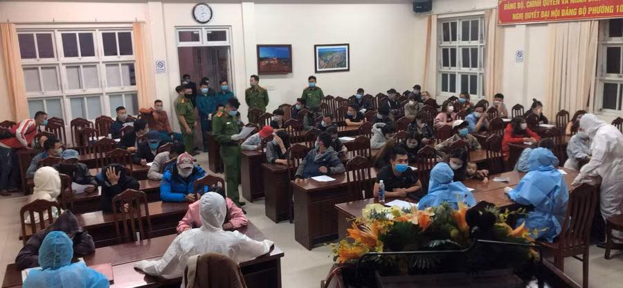 Những người hát karaoke và nhân viên phục vụ được đưa về trụ sở UBND P.10 Đà Lạt lấy mẫu xét nghiệm Covid-19 và ma túy. ẢNH: GIA BÌNH