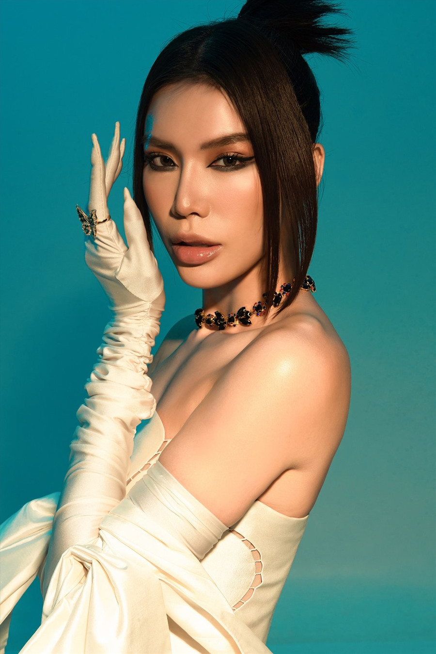 Phần vạt áo tung bay phía sau cùng hoạt tiết bông hoa uyển chuyển nhưng cũng đầy cá tính được đính kết tỉ mẩn khiến bộ cánh thêm phần bay bổng.