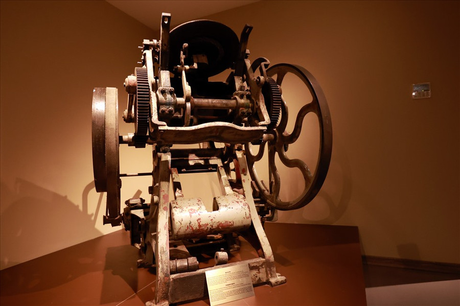  Chiếc máy in ty-pô do Trung Quốc sản xuất năm 1966 do Công ty Cổ phần in Việt Lập (Cao Bằng) hiến tặng. Đây là hiện vật duy nhất còn sót lại gần với thời kỳ hoạt động hơn nửa thế kỷ trước của nhà in Việt Lập. Nhà in Việt Lập ra đời tại chiến khu Cao Bắc Lạng, thực hiện nhiệm vụ in truyền đơn, tài liệu và báo Việt Nam Độc Lập - tờ báo do lãnh tụ Nguyễn Ái Quốc sáng lập.