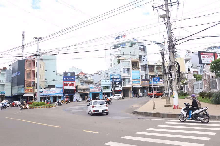 Thành phố Pleiku sẽ tiến hành chỉnh trang bó cáp vị trí trước nhà thờ Thăng Thiên để làm điểm, rút kinh nghiệm. Ảnh: Quang Tấn