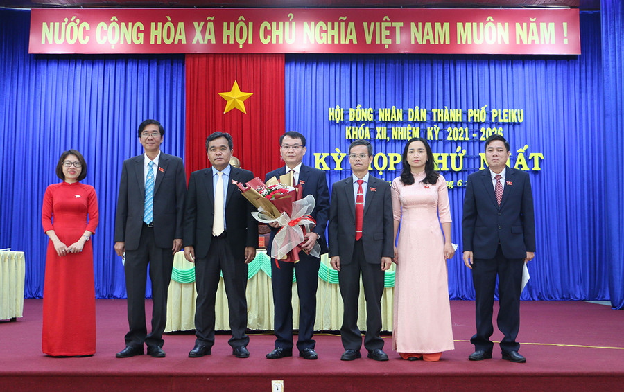 Bí thư Tỉnh ủy Hồ Văn Niên (thứ 3 từ trái sang) tặng hoa, chúc mừng các Chủ tịch, Phó Chủ tịch, Trưởng ban, Phó Trưởng ban HĐND TP. Pleiku khóa mới. Ảnh: Quang Tấn Bí thư Tỉnh ủy Hồ Văn Niên tặng hoa, chúc mừng các đồng chí Chủ tịch, Phó Chủ tịch và Trưởng Ban, Phó trưởng Ban HĐND thành phố khóa mới