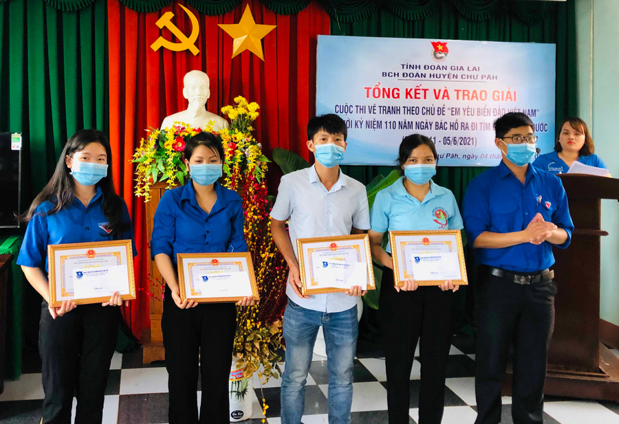 Ban tổ chức trao giải cho 4 tập thể tham gia tốt cuộc thi vẽ tranh Em yêu biển đảo Việt Nam. Ảnh Phan Lài