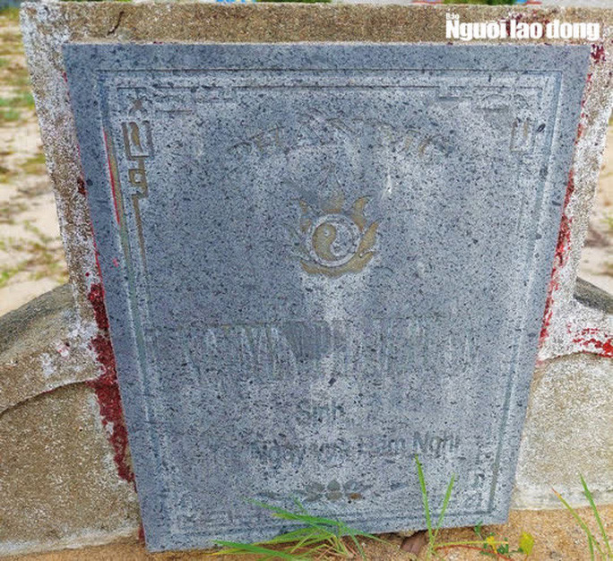  Tấm bia đã mờ, ghi tên họ Nguyễn Phạm Tuân và dòng chữ 