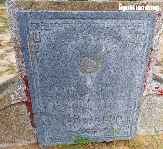  Tấm bia đã mờ, ghi tên họ Nguyễn Phạm Tuân và dòng chữ 