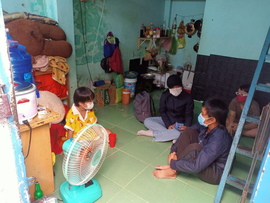 Chị My (góc phải) phải ngừng bán vé số do bán chậm - ẢNH: P.T.N Chị My (góc phải) phải ngừng bán vé số do bán chậm - ẢNH: P.T.N