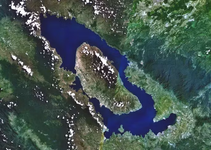 Hồ Toba ở Indonesia thật ra là một siêu núi lửa từng khiến loài người ngừng sinh sôi - Ảnh: NASA