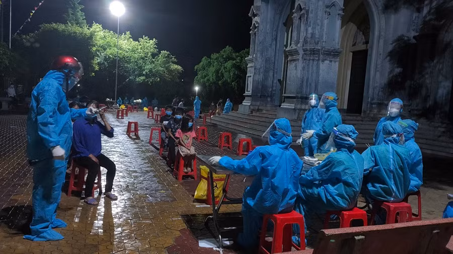  Nhân viên y tế Hà Tĩnh lấy mẫu xét nghiệm của người dân sống cạnh gia đình 3 bệnh nhân - Ảnh Phạm Đức