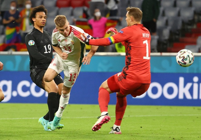 ...nhưng Schafer (giữa) nhanh chóng ghi bàn giúp Hungary vươn lên dẫn trước 2-1 ở phút 68