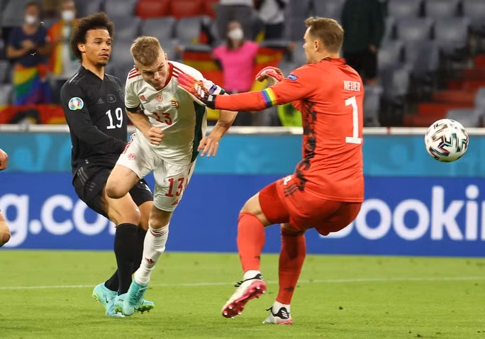 ...nhưng Schafer (giữa) nhanh chóng ghi bàn giúp Hungary vươn lên dẫn trước 2-1 ở phút 68