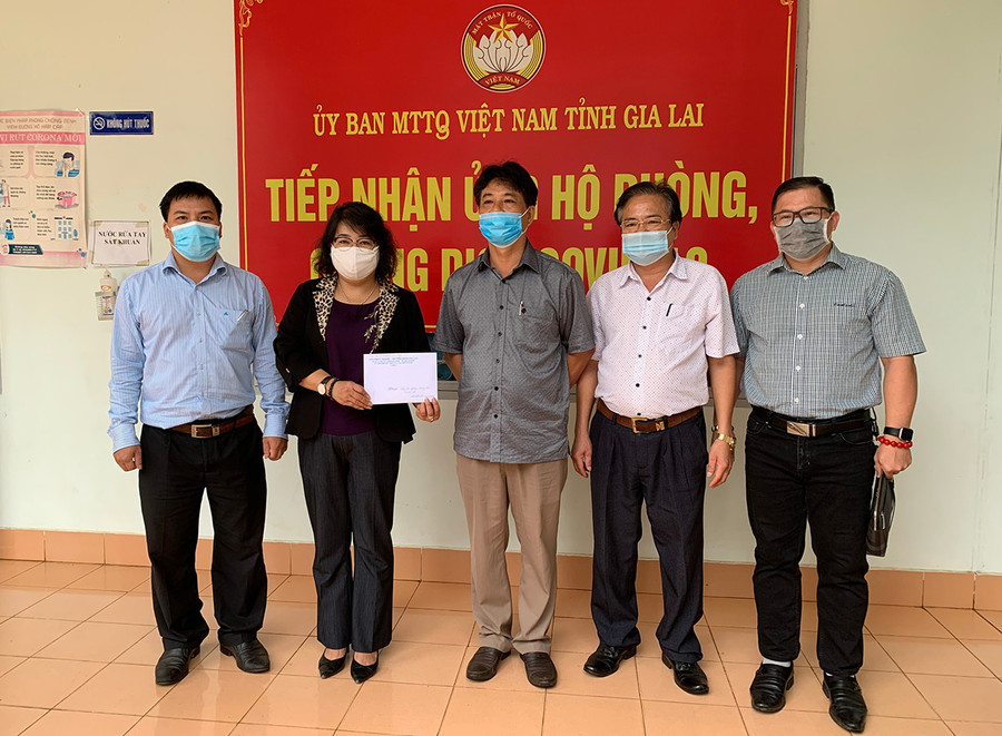 Lãnh đạo Đài Phát thanh-Truyền hình Gia Lai trao tiền ủng hộ phòng-chống dịch Covid-19. Ảnh: Ngọc Anh Lãnh đạo Đài Phát thanh-Truyền hình Gia Lai trao tiền ủng hộ công tác phòng-chống dịch Covid-19. Ảnh: Ngọc Anh