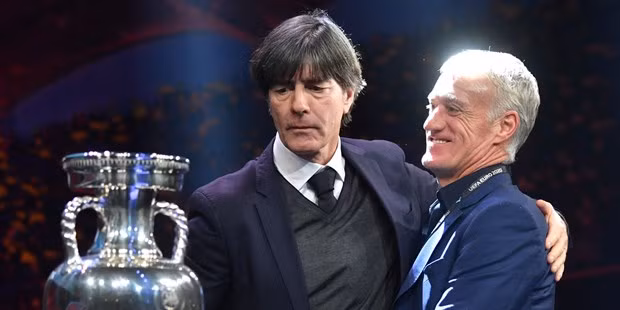Hai huấn luyện viên Joachim Low và Didier Deschamps trong lễ bốc thăm EURO. (Nguồn: AFP)