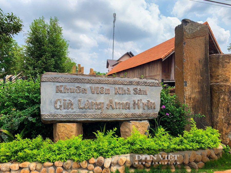 Bên ngoài khuôn viên nhà sàn già làng Ama H'Rin. Ảnh: Duy Hậu.