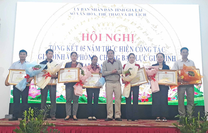  Ông Trần Ngọc Nhung-Giám đốc Sở Văn hóa-Thể thao và Du lịch trao bằng khen của Chủ tịch UBND tỉnh cho các cá nhân có thành tích xuất sắc trong công tác gia đình và phòng-chống bạo lực gia đình giai đoạn 2015-2020 (ảnh chụp tháng 1-2021). Ảnh: Lam Nguyên