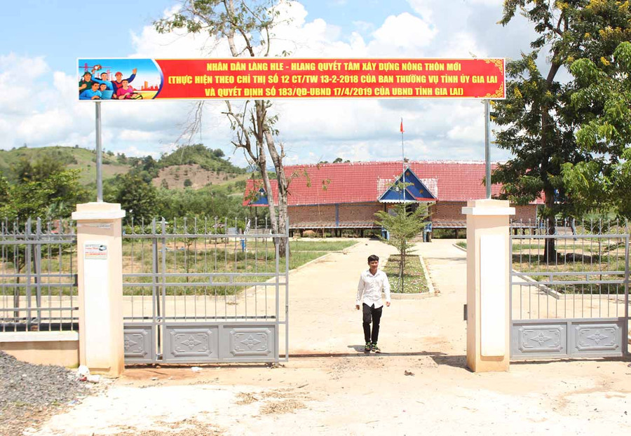 Làng Hle Hlang (xã Yang Trung) đã được công nhận đạt chuẩn nông thôn mới trong vùng đồng bào dân tộc thiểu số. Ảnh: Nguyễn Diệp Sau 3 năm thực hiện xây dựng làng nông thôn mới trong vùng đồng bào dân tộc thiểu số đến nay làng Hle Hlang đã được công nhận đạt chuẩn nông thôn mới. Ảnh: Nguyễn Diệp