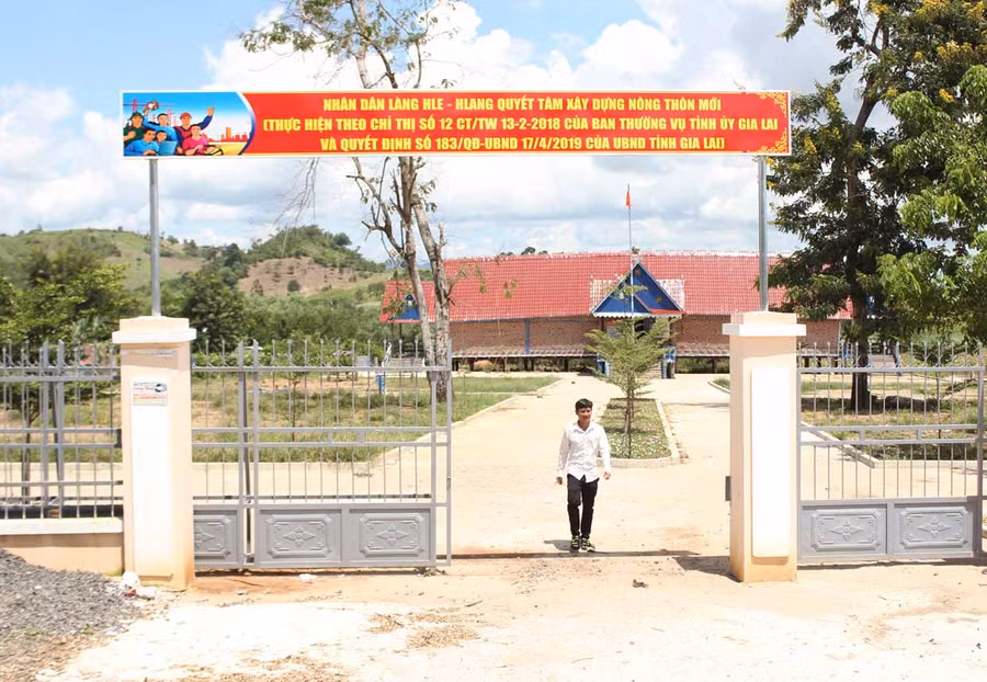 Sau 3 năm thực hiện xây dựng làng nông thôn mới trong vùng đồng bào dân tộc thiểu số đến nay làng Hle Hlang đã được công nhận đạt chuẩn nông thôn mới. Ảnh: Nguyễn Diệp