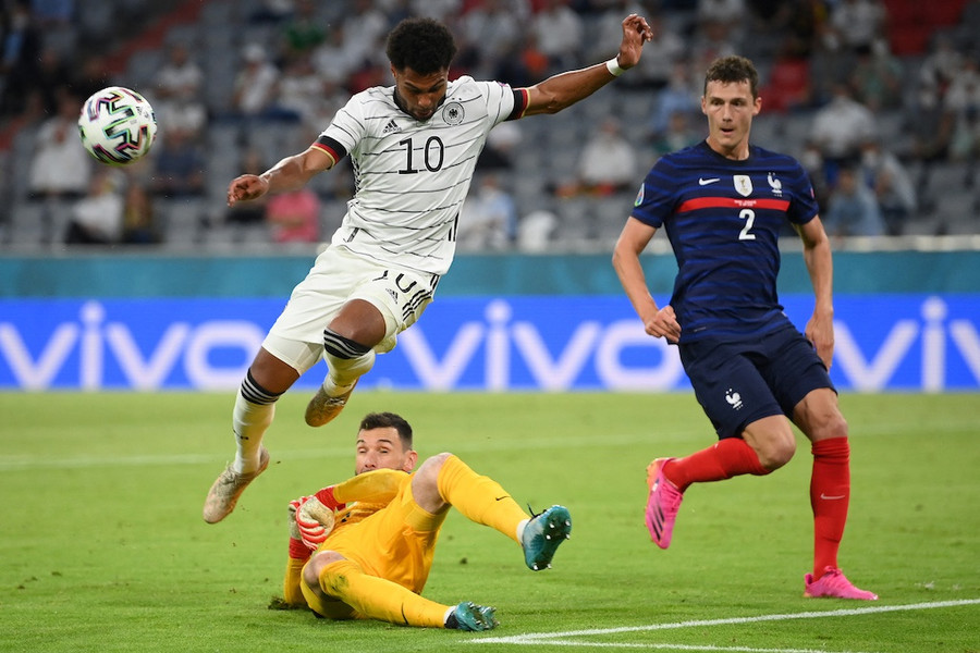  Tuyển Đức (áo trắng) bất lực trong việc xuyên thủng hàng thủ của Pháp - Ảnh: AFP