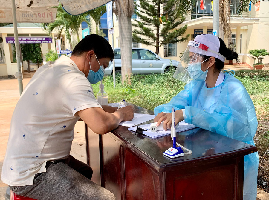 Người dân khai báo y tế tại Trung tâm Y tế huyện Chư Sê. Ảnh: Như Nguyện Người dân khai báo y tế tại Trung tâm Y tế huyện Chư Sê. Ảnh: Như Nguyện