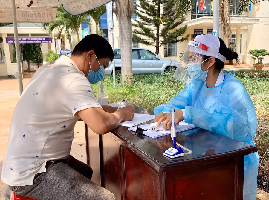 Người dân khai báo y tế tại Trung tâm Y tế huyện Chư Sê. Ảnh: Như Nguyện