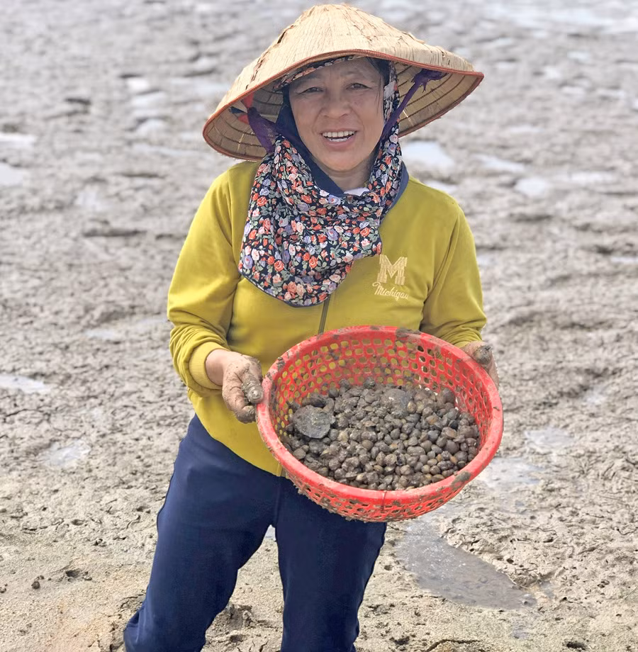 Bà Hoàng Thị Ngân (làng O Bung, xã Ia Ko, huyện Chư Sê) phấn khởi vì bắt được nhiều hến. Ảnh: Phương Dung