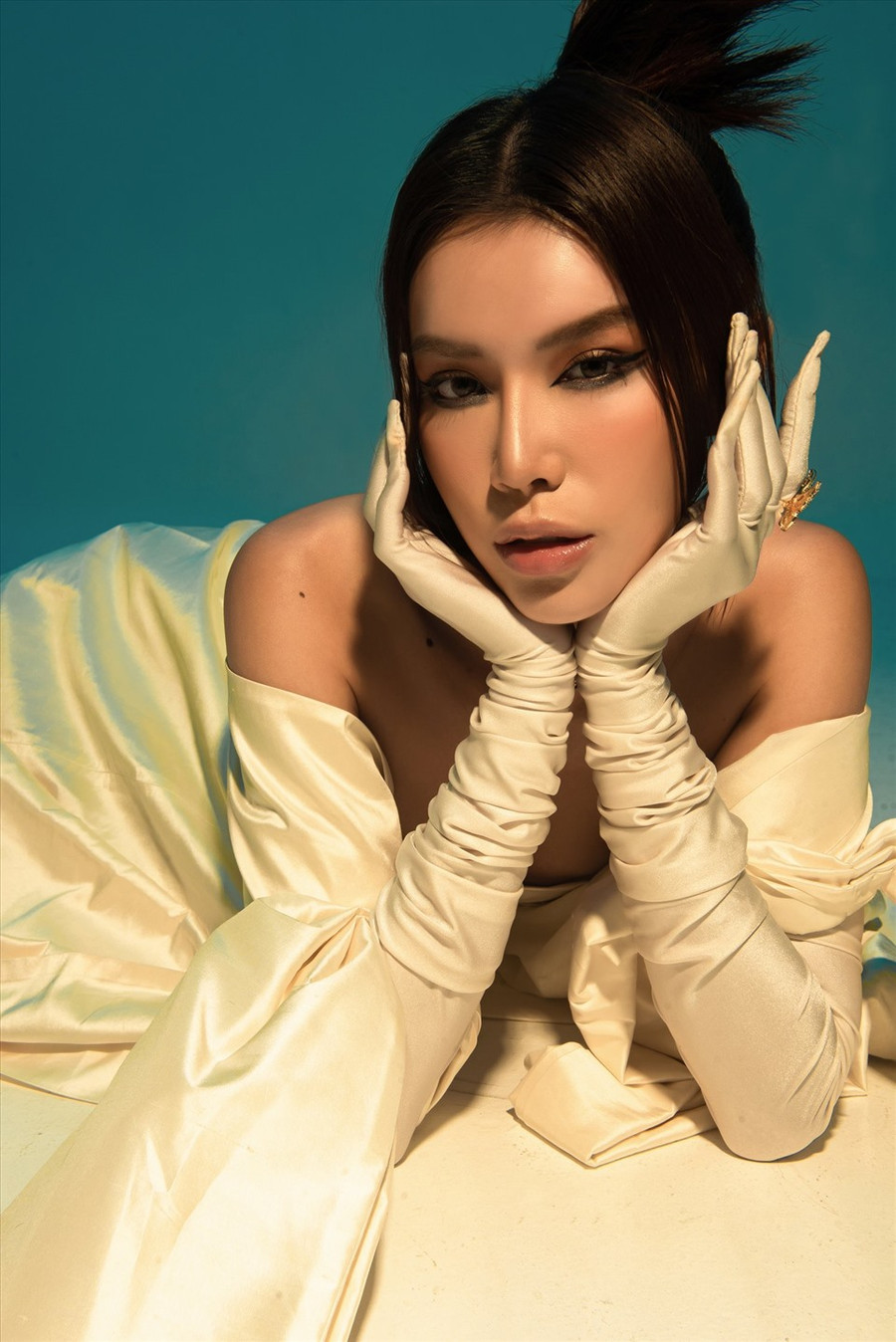 Trong bộ trang phục còn lại lấy cảm hứng từ những giọt nước với hoạ tiết nhung bóng sọc ở phần áo khoác kết hợp với set đồ đá bên trong được đính kết bằng đôi bàn tay khéo léo của nhà thiết kế.