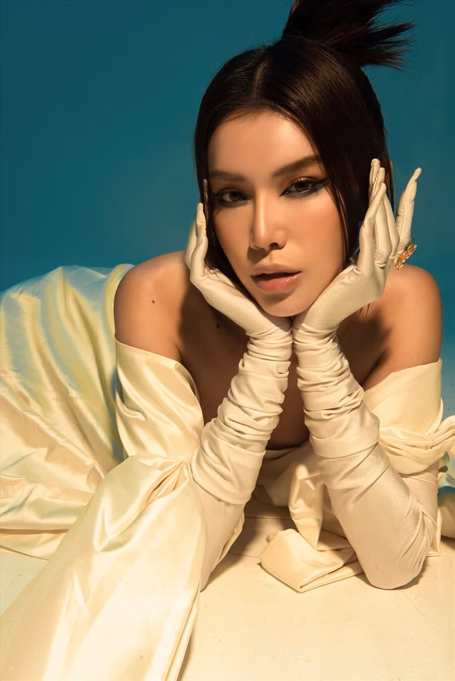 Trong bộ trang phục còn lại lấy cảm hứng từ những giọt nước với hoạ tiết nhung bóng sọc ở phần áo khoác kết hợp với set đồ đá bên trong được đính kết bằng đôi bàn tay khéo léo của nhà thiết kế.